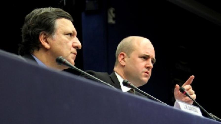 Шведският премиер Фредрик Рейнфелд (вдясно) и председателят на ЕК Жозе Барозу