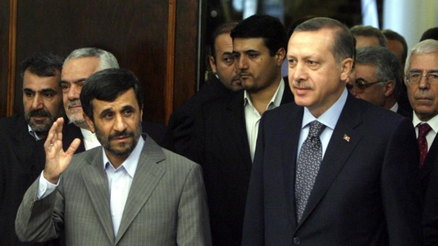 Премиерът Реджеп Тайип Ердоган на среща с иранския президент Махмуд Ахмадинеджад в Техеран (27 октомври 2009)