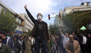 Сблъсъци между протестиращи и полиция в Техеран