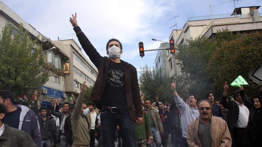 Сблъсъци между протестиращи и полиция в Техеран