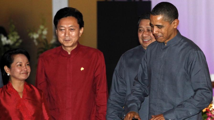 Президентът Обама с (от ляво) президентката на Филипините Глория Макпагал Аройо, японския премиер Юкио Хатояма и индонезийския президент Сусило Бамбанг Юдхойоно