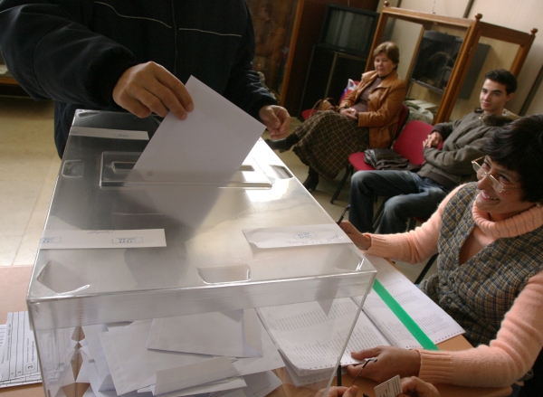 Единадесет задържани за купуване на гласове