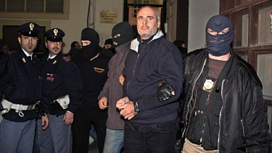 Доменико Ракуля в полицейското управление на Палермо