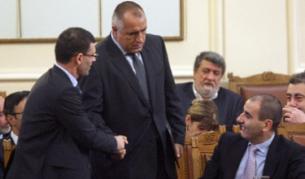 Вицепремиерите Симеон Дянков и Цветан Цветанов поздравяват премиера Бойко Борисов в пленарната зала