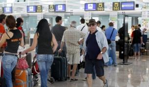 Безплатните услуги срещу пропътувани мили са една от уловките на авиокомпаниите за привличане на пътници.