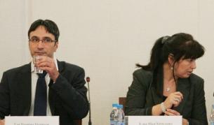 Министър Трайчо Трайков и заместничката му Мая Христова по време на дискусията