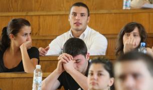 Студенти на изпит в Софийския университет.