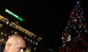 Бившият кмет Бойко Борисов пали украсата на дървото пред хотел "Рила" през 2007 г.