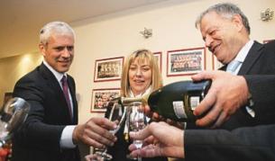 Публикуваната в сръбския Блиц снимка с наздравицата