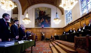 Международният съд в Хага. На преден план в ляво - делегацията на Сърбия