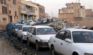 Типична гледка от улиците на Кабул – опашка за бенцзин