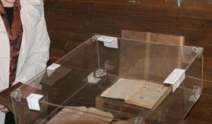 Запечатаната витрина, в която е изложен Рибният буквар