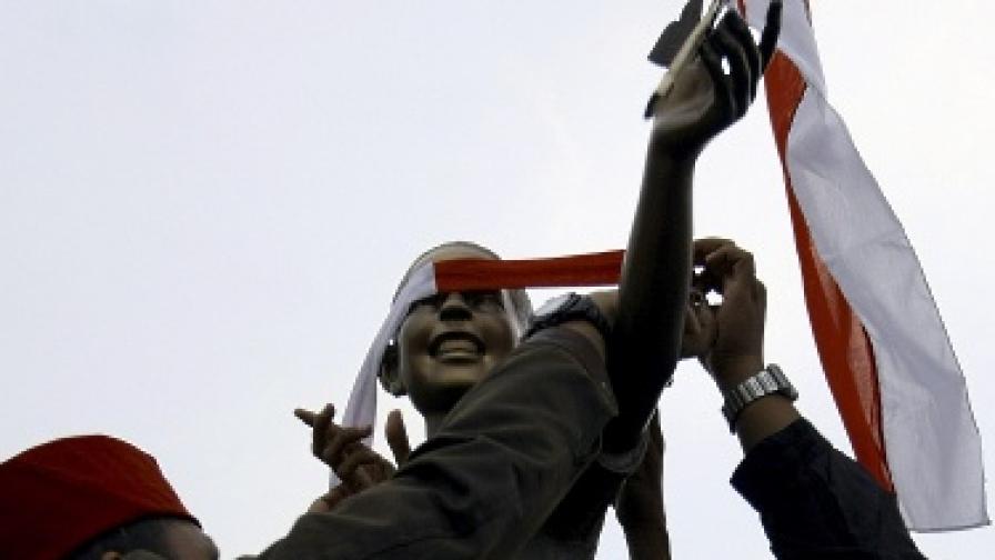 Активисти окичиха статуята на Обама с индонезийски флагове