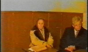 Николае и Елена Чаушеско по време на процеса в казармата в Търговище (кадър от архивен видеозапис)