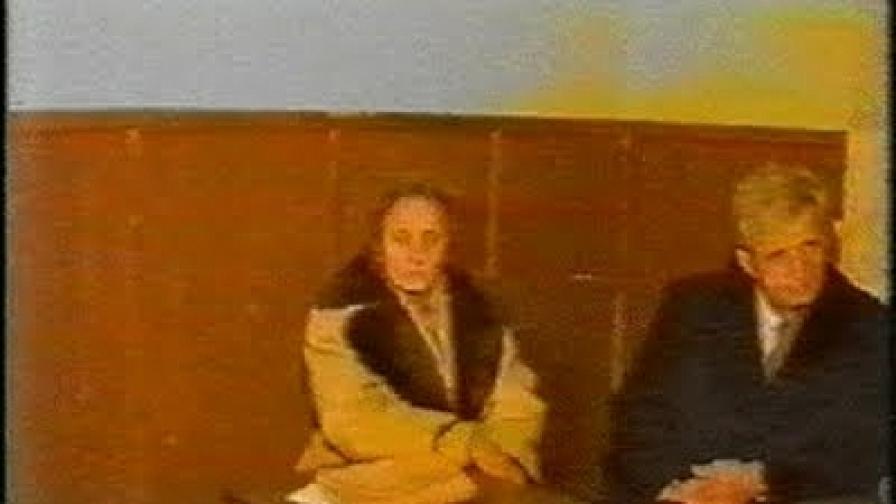 Николае и Елена Чаушеско по време на процеса в казармата в Търговище (кадър от архивен видеозапис)