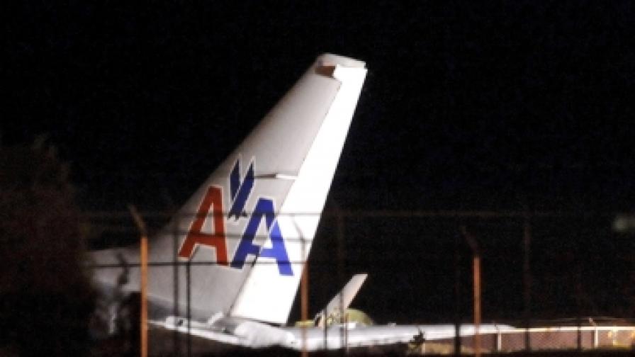 Самолет се разцепи на две при кацане в Ямайка