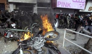 Сблъсъците между опозиционерите и полицията в Иран днес взеха няколко жертви