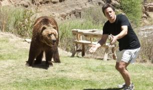 Хю Грант и мечокът Барт в кадър от "Къде покриха Морган?"