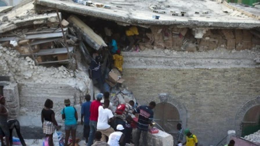 Хаити: Извадиха жива жена, прекарала седмица под руините