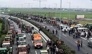 Гръцките фермери отказват да вдигнат блокадите