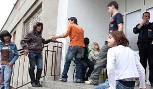 Много от децата биват изоставяни в домове, а някои - изхвърляни на  улицата