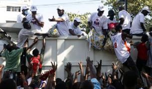 Доброволци раздават храна на стотици изгладнели хаитяни в Порт-о-Пренс