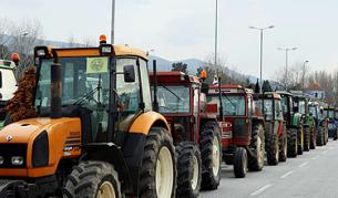 Стотици трактори блокират границата