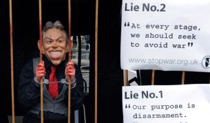 Маскиран участник в протеста срещу Тони Блеър в центъра на Лондон (снимка от 29 януари 2010 г.)