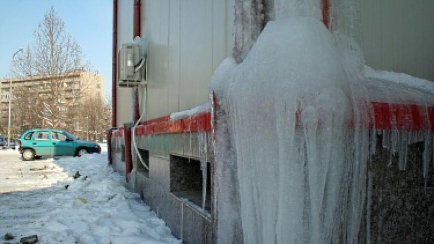 Внимавайте: Лед и сняг по пътищата