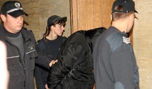 Полицаи ескортират един от групата на "Наглите" на заседание на Софийския апелативен съд