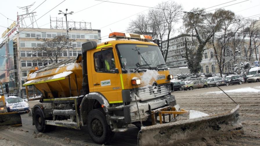 Над 1000 машини чистят снега в страната