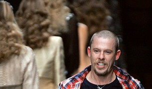 На ревюто си за сезона пролет-лято 2006 в Париж.