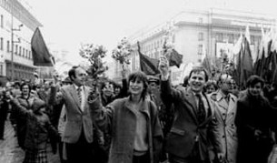 1 май 1986 г. - тези хора поздравяващи Т. Живков и другарите му, не знаят какво дишат