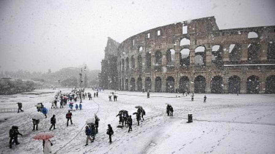 Сняг пада край Колизеума в Рим - за пръв път от четвърт век насам?