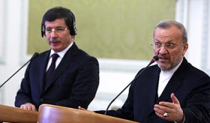 Иранският външен министър Манушер Мотаки (вдясно) заедно с турския си колега Ахмет Давутоглу