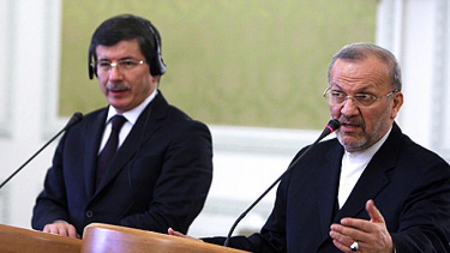 Иранският външен министър Манушер Мотаки (вдясно) заедно с турския си колега Ахмет Давутоглу