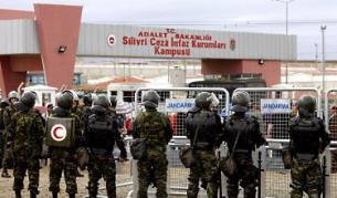 Турски жандармеристи на стража пред затвора "Силиври"  по време на поредното заседание по делото "Ергенекон" през септември 2009 г.