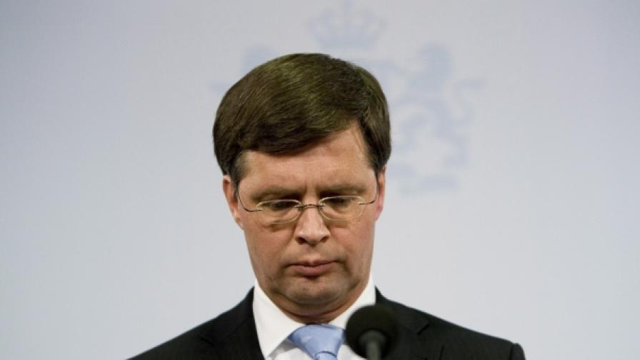 Ян Петер Балкененде обявява пред журналисти оставката на правителството си