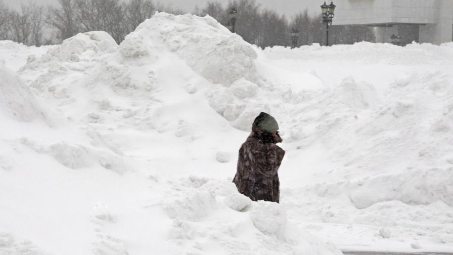 Докато Балканите са залети от порои, в Москва едва успяват да извозят снега