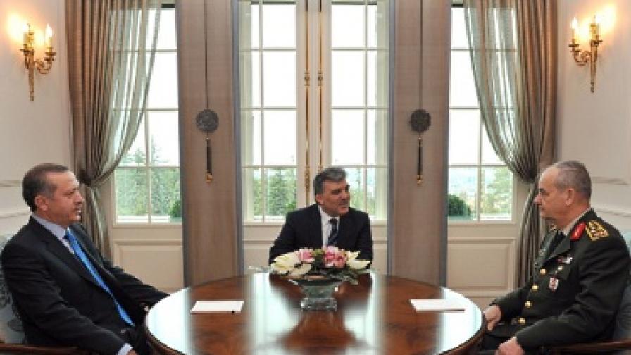 Премиерът Реджеп Ердоган, президентът Абдулла Гюл и началникът на Генералния щаб ген. Илкер Башбуг седнаха през февруари на една маса, за да изгладят различията