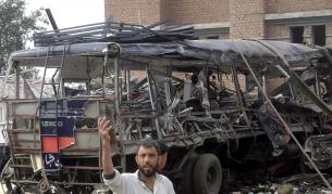 Последици от днешния атентат срещу полицейски участът в Карак, Пакистан