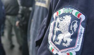 Хванаха полицаи да крадат авточасти