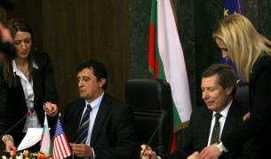 Председателят на Софийския градски съд Георги Колев и посланикът на САЩ Джеймс Уорлик подписват документа