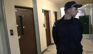 Асансьорът бил за шест души, а в него се качили 12