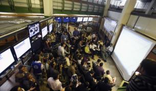 Иракски журналисти и представители на политическите партии очакват обявяването на резултатите в първите два окръга