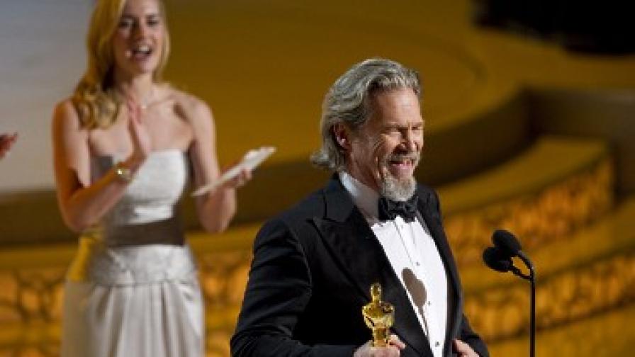 Аплодиран от Кейт Уинслет, която му връчи статуетката "Оскар"
