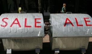 Освен, че увеличава безработицата, кризата води и до странни маркетингови похвати като тази реклама на разпродажба на бул. "Витоша" в София