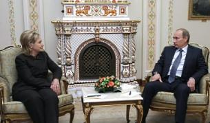 Хилари Клинтън и Владимир Путин в Кремъл
