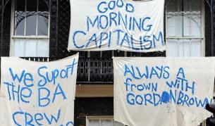 По улиците на Лондон днес може да се види и това - хора, опънали пред домовете си транспаранти в подкрепа на стачкуващите