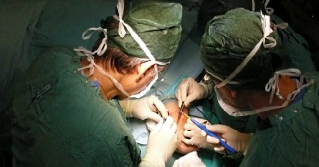 Детски хирурзи изрязаха над 5 килограмов тумор чрез операция продължила над